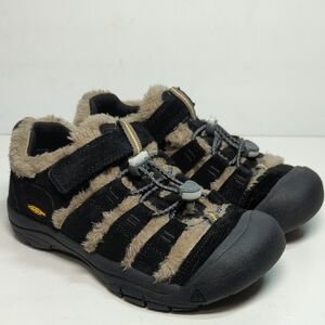 NWOT Keen big kids Newport fur TPS big fold gold shoes. Big kids size 2 EU 34
